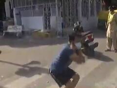 અમદાવાદઃ કામ વગર બહાર નીકળેલા યુવકને પોલીસે કરાવી ઉઠક-બેઠક, જુઓ વીડિયો