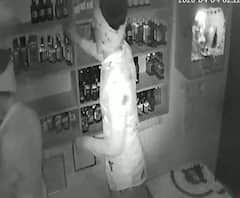 Wine Shop Loot | नागपूरमध्ये सहा दिवसात दारुची दुकानं फोडल्याची पाचवी घटना, दारुची चोरी करताना चोरटे सीसीटीव्हीत कैद