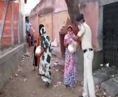 Coronavirus | खाकीतला देवमाणूस! उपासमारीची वेळ आलेल्या देहविक्रि करणाऱ्या महिलांना मदत