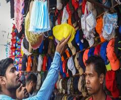 রাস্তায় উপচে পড়ছে ভিড়, চলছে ধরপাকড়, লকডাউনের মধ্যে এখন এটাই ছবি শোভাবাজারের 