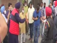 Navjot Singh Sidhu राशन बांटने निकले, जुटी भारी भीड़