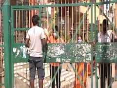 कोरोना: नोएडा के सीलबंद इलाकों में लोगों को कैसे मिल रहे जरूरी सामान, देखिए ग्राउंड रिपोर्ट