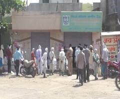 Amravati Lockdown Update | अमरावतीतील नांदगावात बॅंकांसमोर मोठ्या रांगा, पोलिसांच्या विनंतीनंतरही नागरिकांची गर्दी