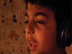 Lockdown में घर के अंदर कैसे टाइमपास कर रहे हैं बच्चे, देखिए