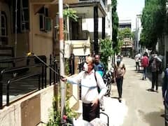 કોરોનાને હરાવા સુરતના મેયર ડો. જગદીશ પટેલે જાતે કર્યો સોસાયટીમાં દવાનો છંટકાવ, જુઓ વીડિયો