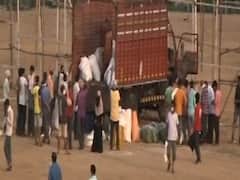 Ground Report: मुंबई की सब्जी मंडी में सोशल डिस्टेंसिंग के नियमों को ताक पर रखकर हो रही खरीदारी