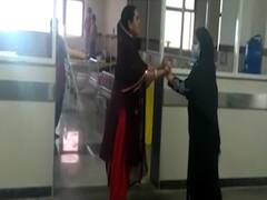 कोरोना संदिग्ध महिला अस्पताल में सबको छू रही है