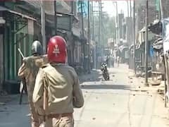 Aligarh: Mob attacks Police team | Master Stroke