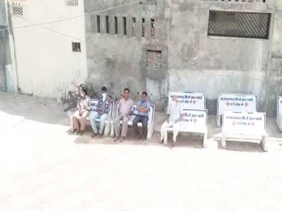 વડોદરાઃ પાદરામાં સોસાયટીના બાંકડા પર બેસવું આ લોકોને પડી ગયું ભારે, જુઓ શું થયું?