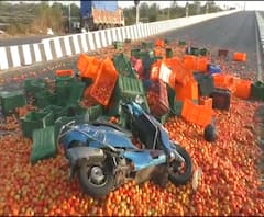 Maharashtra Lockdown | ठाण्यात भरधाव टेम्पो उलटल्याने दुचकीस्वाराचा मृत्यू