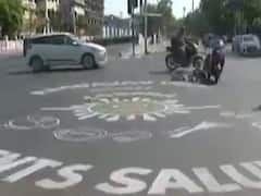 અમદાવાદઃ કોરોના વોરિયર્સને વિદ્યાર્થીઓની અનોખી સલામી, જુઓ વીડિયો