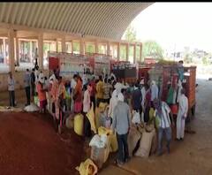 Hingoli Lockdown Update | हिंगोलीत सोयाबीन, तुरीची आवक वाढल्याने बाजार समितीत नियम मोडत तुफान गर्दी