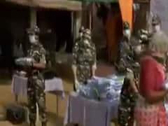 ગાંધીનગરઃ CRPFની મહિલા બટાલિયને આસપાસના વિસ્તારોમાં કર્યું સેનેટાઇઝર-માસ્કનું વિતરણ