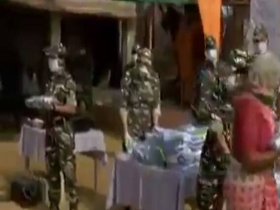 ગાંધીનગરઃ CRPFની મહિલા બટાલિયને આસપાસના વિસ્તારોમાં કર્યું સેનેટાઇઝર-માસ્કનું વિતરણ