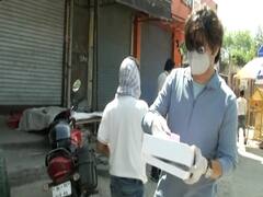 Manish Tripathi distributes designer masks in Delhi 