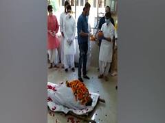 अलविदा Rishi Kapoor: बेटे Ranbir Kapoor ने पूरी की अंतिम संस्कार की सारी प्रक्रिया