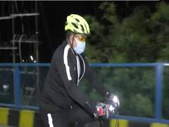 MP: सीहोर में पुलिस अधीक्षक ने रात में लगाई साइकिल से गश्त, पुलिसकर्मियों को बांटा हैंड सैनिटाइजर