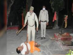 MP में पुजारी की पिटाई वाली तस्वीर की पूरी सच्चाई जानिए