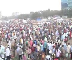 Maharashtra Lockdown | Social Distancingची मुंबईत ऐसीतैसी; वांद्रे येथील भाजी मार्केटमध्ये गर्दी