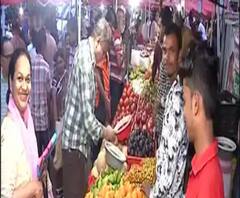 গায়ে গায়ে দাঁড়িয়ে ক্রেতারা, চলছে বিকিকিনি, এ ছবি কলকাতা পুরসভার একাধিক বাজারের, এরইমধ্যে আবার পুরসভার ফুড কুপন বিলি নিয়ে শাসক-বিরোধী তরজা