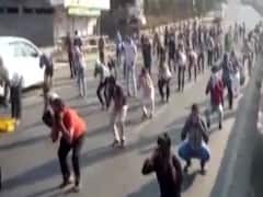 Pune में Lockdown तोड़ने वालों से करवाई गयी उठक बैठक