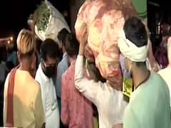 Mumbai: कल्याण में सब्जी मंडी में लोगों की भीड़,सोशल डिस्टैंसिंग की उड़ी धज्जियां