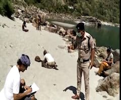 India Lockdown | गंगेकिनारी फिरणाऱ्यांना परदेशी पर्यटकांना अनोखी शिक्षा; पोलिसांनी 500 वेळ 'सॉरी' लिहून घेतलं