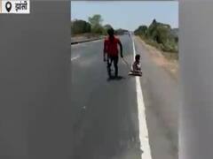 कोरोना के खतरे के बीच अब भी पैदल पलायन कर रहे मजदूर