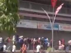 અમદાવાદ: વતન જવાની વ્યવસ્થા કરી આપવાની માંગ સાથે સોનીની ચાલી પાસે મોટી સંખ્યામાં પરપ્રાંતીય થયા ભેગા, જુઓ વીડિયો