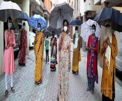 Social Distancingसाठी मंचरमध्ये छत्री पॅटर्न, महिलांचं घरोघरी जाऊन छत्री वापरण्याचं आवाहन