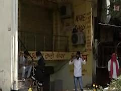 Ghaziabad में शराब दुकान के बाहर युवक ने कहा, 