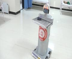 Coronavirus | सोलापुरात कोरोनाच्या रुग्णांच्या सेवेत 'सारथी' रोबोट