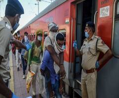 চেন্নাইয়ে পরিযায়ী শ্রমিকদের উপর লাঠিচার্জ পুলিশের, সুরাতে ছোড়া হল কাঁদানে গ্যাসের শেল