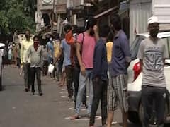 Delhi: न्यू अशोक नगर में सोशल डिस्टेंसिंग का पालन करते हुए लोग खरीद रहे शराब