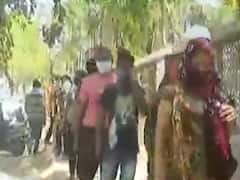 અમદાવાદઃ લાખ રૂપિયાની લોન લેવા માટે સહકારી બેન્કો પર લાગી લાઇનો, જુઓ વીડિયો