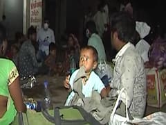 Migrants forced to walk for miles with infant in arms | Ghanti Bajao