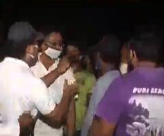 বিদ্যুৎ, জলের দাবিতে বেহালার বকুলতলায় পথ অবরোধ স্থানীয় বাসিন্দাদের