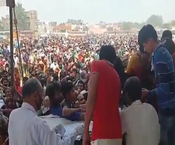 Ghaziabad Migrant Worker | गाझियाबादमध्ये श्रमिक ट्रेनसाठी मजुरांची गर्दी, सोशल डिस्टन्सिंगचा फज्जा