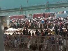 Thousands of labourers reach Bandra station to go home | ABP Special