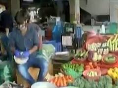 અમદાવાદમાં 50 ટકા શાકભાજીના ફેરિયા હજુ પણ સ્ક્રીનિંગ કાર્ડથી વંચિત, જુઓ વીડિયો