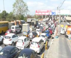 Lockdown 3 | वाशी टोलनाक्यावर वाहनांच्या रांगा; लॉकडाऊन शिथील झाल्यानंतर मुंबईकडे येण्यासाठी गर्दी