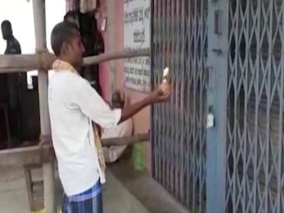 Lockdown 3.0 में शराब दुकान खुलने से पहले एक शख्स ने उसकी आरती उतारी