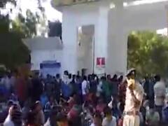 કચ્છના અબડાસામાં આવેલી સિમેન્ટ કંપની બહાર શ્રમિકો થયા એકઠા, જુઓ વીડિયો