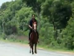 Karnataka: BJP विधायक CS Nirajnjan के बेटे ने लॉकडाउन तोड़ सड़क पर की घुड़सवारी