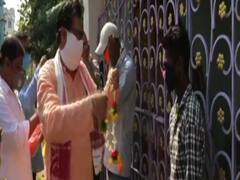 पश्चिम बंगाल: बीजेपी कार्यकर्ताओं ने माला पहनाकर कोरोना वॉरियर्स का किया सम्मान
