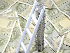 Share Market 1000 अंक से अधिक लुढ़का, सोने का भाव आसमान पर