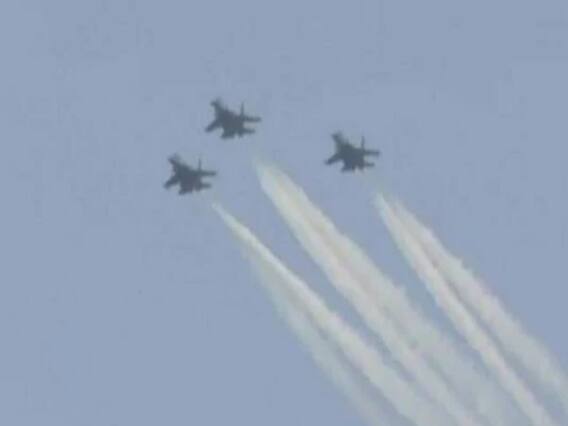 Mumbai: सुखोई-30 विमान ने कोरोना वॉरियर्स को दी सलामी, देखिए 