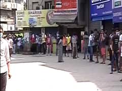 एक तरफ लगी पीने के पानी के लिए लाइन तो दूसरी तरफ शराब के लिए