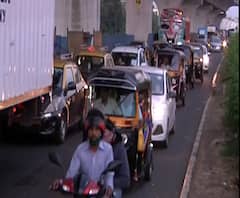 Nashik Traffic | नाशिक शहरात मोठी वाहतूक कोंडी, अत्यावश्यक सेवेचे स्टिकर्स लावून वाहतूक