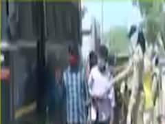 અમદાવાદઃ કોઇ ટ્રેન ન હોવાનું પોલીસે કહેતા કુબેરનગરમાં પરપ્રાંતિયો મુશ્કેલીમાં મુકાયા, જુઓ વીડિયો